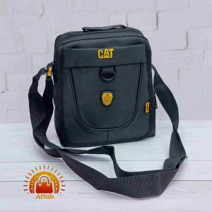 کیف دوشی برزنتی مردانه اسپورت درب رو حلقه جلو طرح CAT سایز متوسط