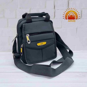 کیف دوشی برزنتی مردانه اسپورت درب رو دو دسته طرح CAT سایز کوچک